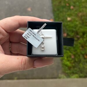 Elegant Silver Necklace with Clear Gemstone